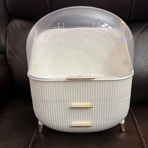 Cosmetic storage container